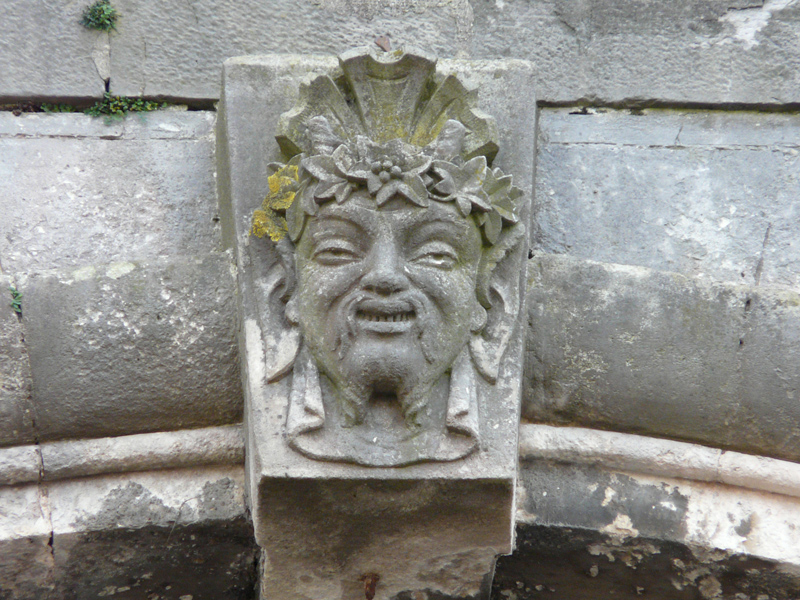 Facade Nord : <div>masque de faune au dessus de l'une des fenêtres.</div>